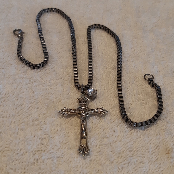 INR Cross & crystal necklace - Picture 2 of 4